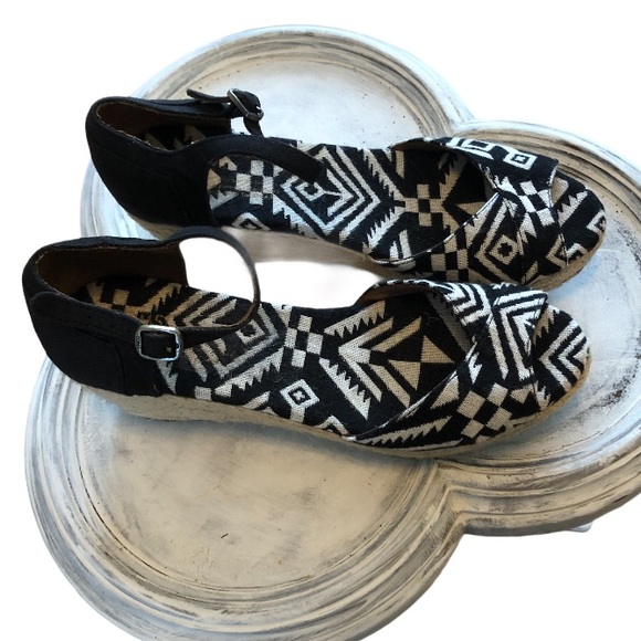 Toms Shoes - TOMS AZTEC ESPADRILLES SANDALS 8‎